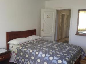 里奥班巴Hotel Ventura的一间卧室配有一张带蓝色和白色棉被的床