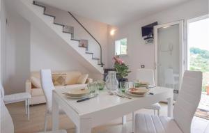 弗拉穆拉La Casa Rossa的白色的用餐室配有白色的桌椅