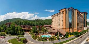 切罗基Harrah's Cherokee Casino Resort的大楼前有游泳池的酒店
