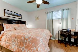 奥斯汀Perfect Condo Stay Near Downtown Austin and UT的一间卧室配有一张床和吊扇