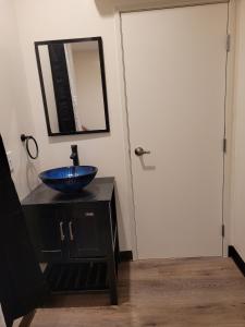 圣地亚哥Hotel Gigi的浴室设有蓝色的碗水槽和镜子