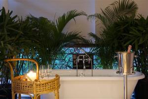 瓦加托Mademoiselle Boutique Resort and Cafe的浴室设有水槽、椅子和镜子
