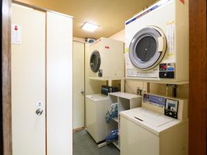 SabaeTabist Business Hotel Osamura的洗衣房配有洗衣机和烘干机