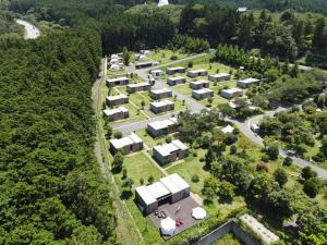 御殿场市Fujino Kirameki Fujigotemba的森林中房屋群的空中景观