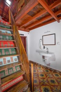 LakkidiAnamala Serenity Homestay Kerala的一间带楼梯和盥洗盆的浴室