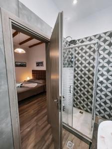 阿克拉塔Galini Studios Paralia Platanou的带淋浴的浴室和卧室门