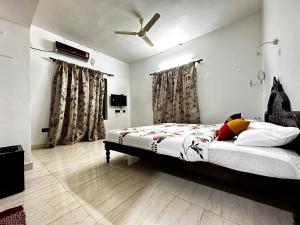 特里凡得琅Kovalam Beach House的一间卧室配有一张床和吊扇