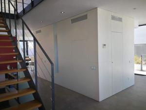 马略卡岛帕尔马Precioso chalet vanguardista的一间设有楼梯和白色墙壁的客房