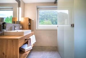 茵特斯托德Appartementhaus Madlen的一间带水槽和窗户的浴室