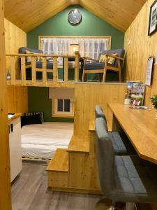 哈姆Tiny House Ahse im PIER9 Tiny House Hotel的客房设有一张桌子和一张双层床。