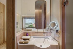 乌汶Centara Ubon的一间带水槽和镜子的浴室