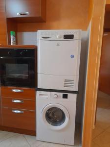 布林迪西Appartamento Nuvola的厨房配有洗衣机和微波炉。