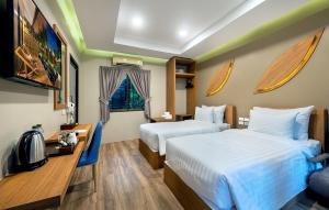 坤西育府At Rice Resort的酒店客房设有两张床和电视。