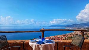 博尔焦韦雷齐Blu Oltremare的桌椅,享有海景