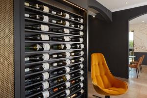 博讷Maison Cabotte的酒窖里的葡萄酒瓶壁,带黄椅