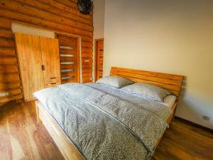 Súľov-HradnáKoliba Pod Skalami的一间卧室配有一张床和一扇木门