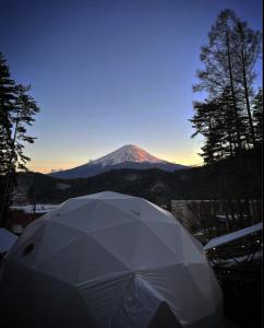 富士河口湖TOCORO. Mt.Fuji CAMP&GLAMPING的远处的山,带白色雨伞