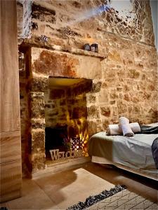 Mesovounion-ZagoriSterna的一间卧室设有带壁炉的石墙