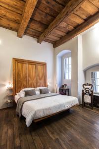 布拉格设计聂鲁达酒店的一间卧室配有一张大床和木制床头板