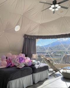 富士河口湖TOCORO. Mt.Fuji CAMP&GLAMPING的一间卧室设有两张床和大窗户