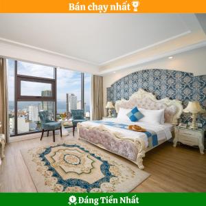 岘港Golden Rose Hotel by THG的一间卧室设有一张大床和一个大窗户
