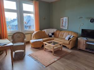 奥伯霍夫Pension Villa Immergrün的客厅配有沙发和桌子