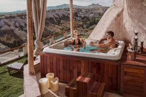 乌奇希萨尔塔斯克纳克拉酒店的两人在按摩浴缸内欣赏美景