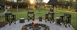 GrootfonteinFiume Lodge CC的院子里的一组椅子和火坑