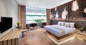 当格浪FM7度假酒店 - 雅加达机场的一间卧室配有一张床和一台平面电视