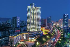 福州Foreign Trade Centre C&D Hotel,Fuzhou的城市天际线,夜晚有高楼