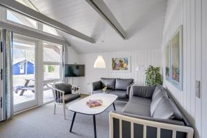 勒兹比Lalandia Rødby的客厅配有沙发和桌子