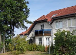 Groß KirrBirkenstr_ 14 Wohnung 1的一座红色屋顶的老房子