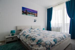 克卢日-纳波卡Azure Home的一间卧室配有床和蓝色窗帘的窗户