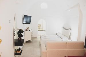 马泰拉Acasadifelice的白色的客厅配有沙发和镜子