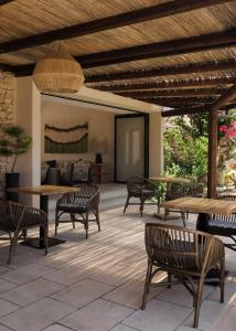加利波利Tenuta Negroamaro的户外庭院配有木桌和椅子