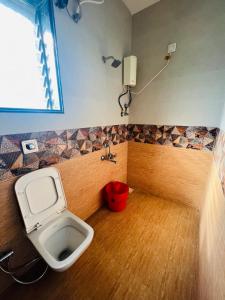 阿利鲍格iIRA Stays-Awas Beach Resort - Pet Friendly的一间带卫生间和红色桶的浴室