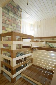 阿斯塔纳精品传统酒店的一个带木架和砖墙的厨房