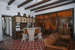 托尔梅斯河畔圣马尔塔El Chalet de Gloria的客厅配有沙发和桌子