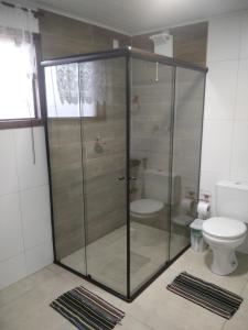 拉夫拉斯诺瓦斯Chalé Suite do chá的一间带卫生间的浴室内的玻璃淋浴间