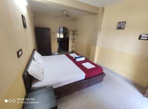 帕罗林Regina Residency Inn的卧室配有一张白色大床