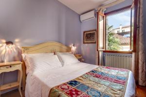 威尼斯卡里萨旅馆的一间卧室设有一张床和一个窗口