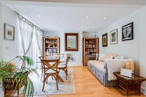 牛津Orchard - 3 Bedroom House Headington & parking & garden的客厅配有沙发和桌子
