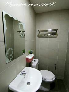 邦咯75 pangkor ocean的浴室配有白色水槽和卫生间。