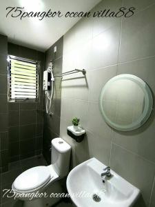 邦咯75 pangkor ocean的一间带水槽、镜子和卫生间的浴室