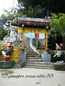 邦咯75 pangkor ocean的前面有两座雕像的寺庙的大门
