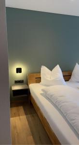 RaggalFairrooms - 24h Self-Check-In的一间卧室配有两张带白色枕头的床