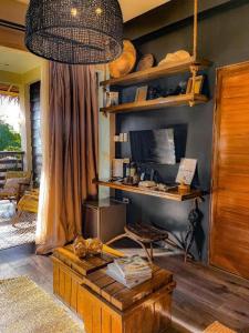 爱妮岛El Nido Boutique Vacation Villas的一间设有桌子和篮子架的房间