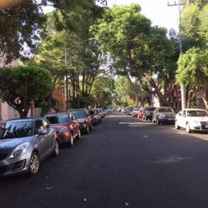 墨西哥城Department, Studio Type Excellent Location的停在街道边的一排汽车