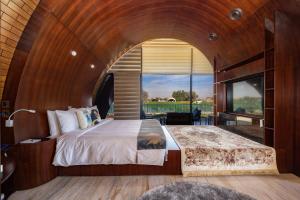拉斯阿尔卡麦Nirvana Retreat的一间卧室设有一张大床和一个大窗户