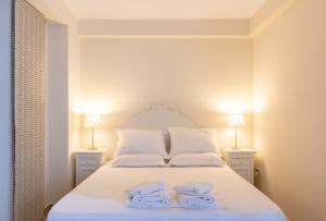马拉松波利斯Dialiskari Villas的一间卧室配有一张床,上面有两条毛巾